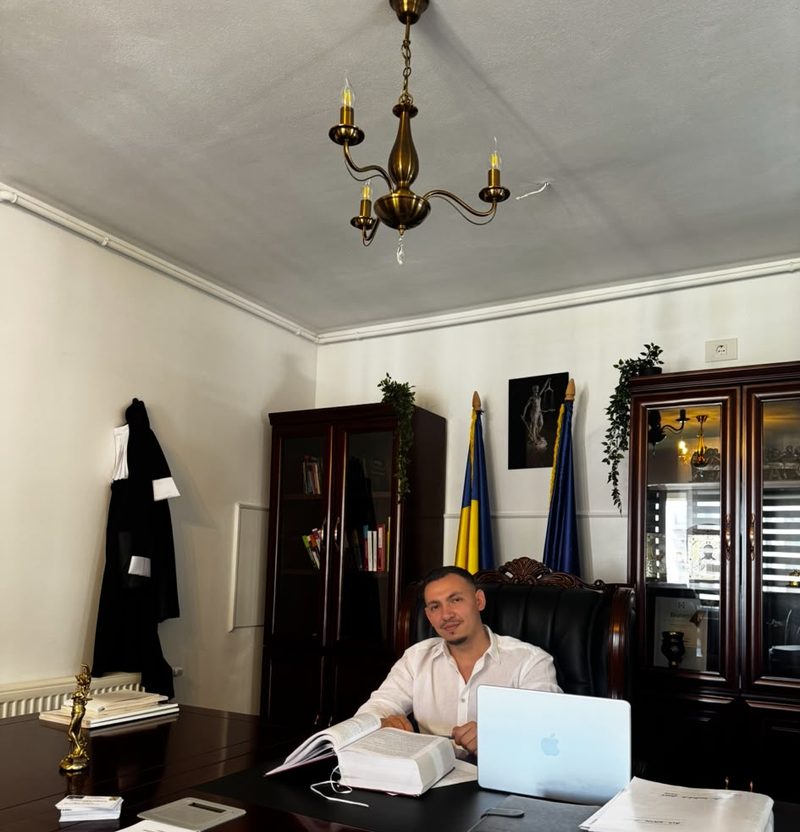 Avocat Șerban Giani Roberto la birou, cabinet de avocatură Brașov